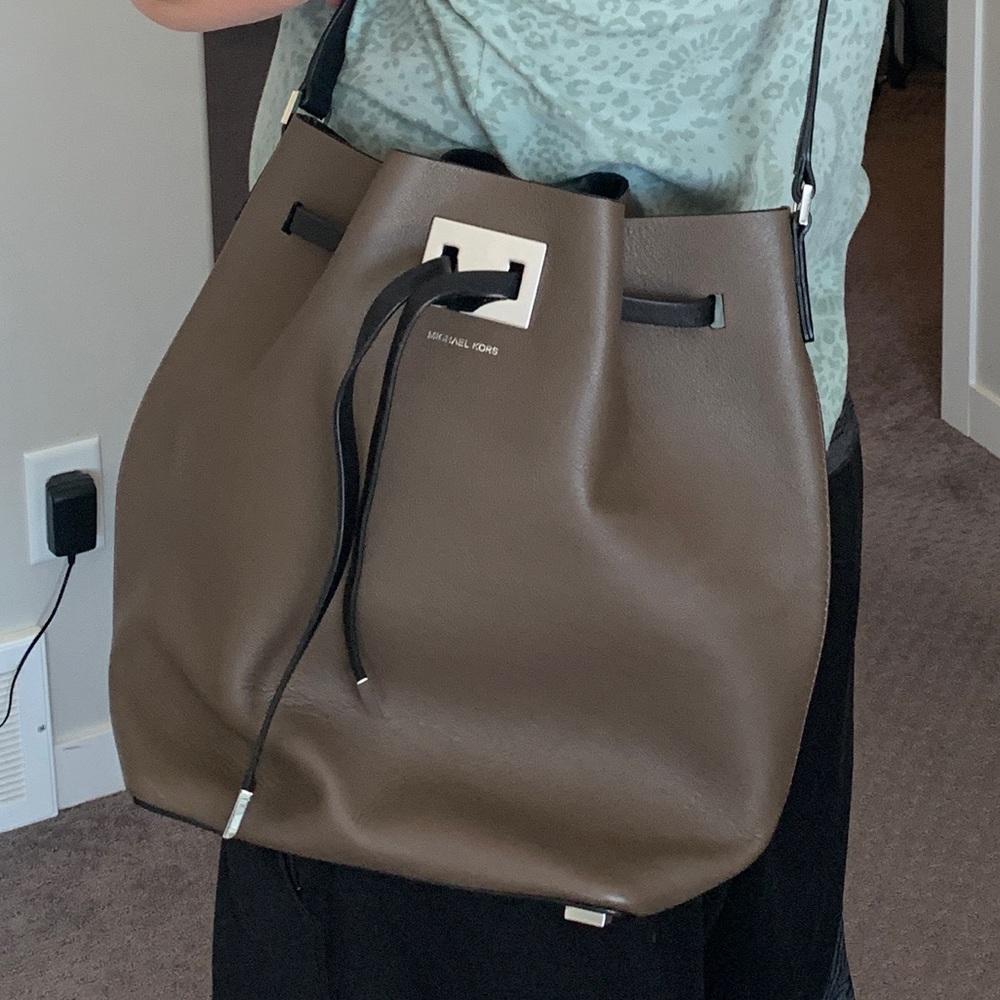 Michael KORS Collection Bucket Bag